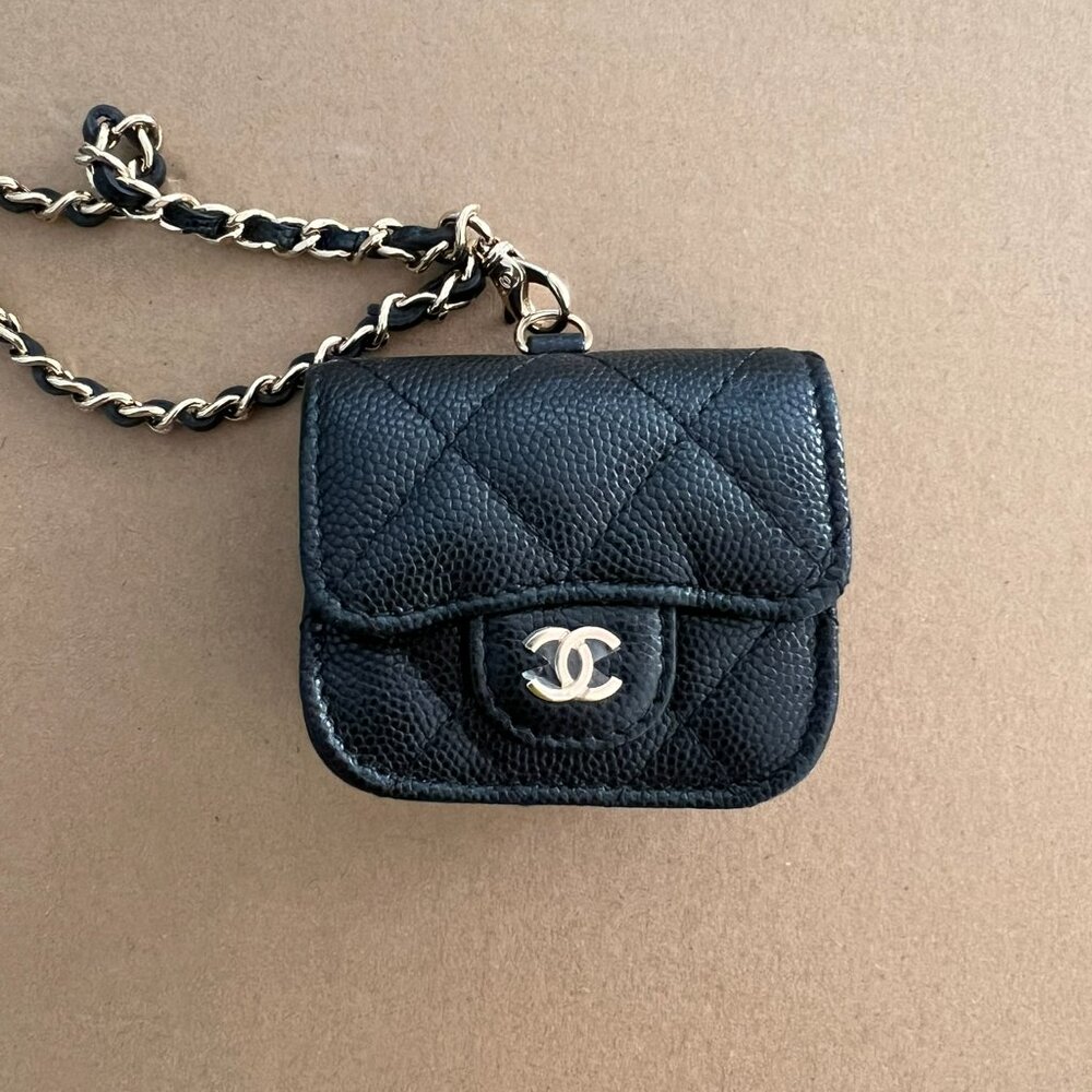 Chanel Airpod pro quilted leather case - Picture 3 of 9